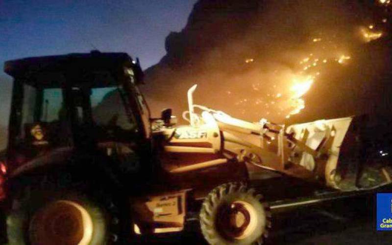 El incendio de Gran Canaria afecta a 900 hectáreas de tres municipios