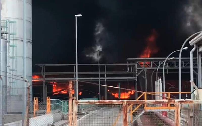 Grave incendio en la planta química de Indorama en Cádiz
