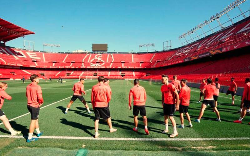 Un entrenamiento del Sevilla en el Sánchez Pizjuán. / SFC