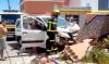 Aparatoso accidente en San Fernando tras estrellarse una furgoneta contra una vivienda