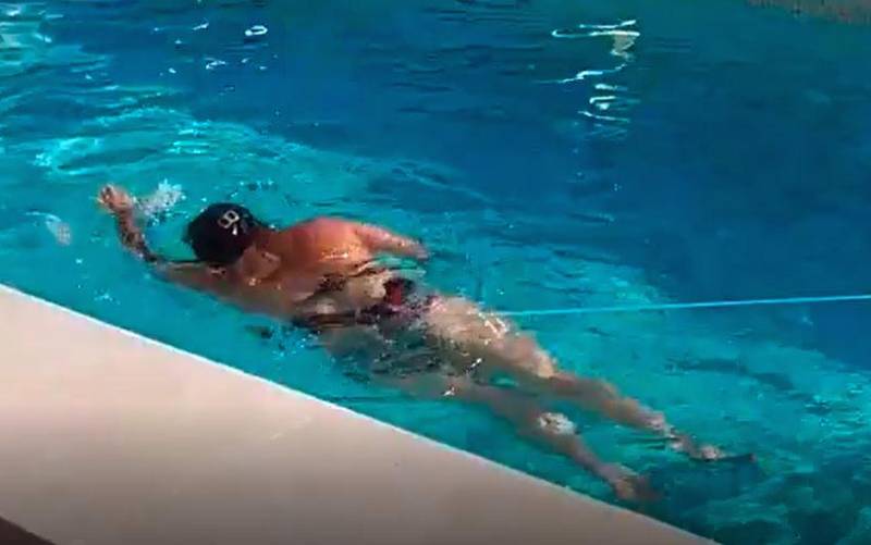 Un vídeo de un sevillano se hace viral mostrando como «solucionar» la escasez de metros en una piscina