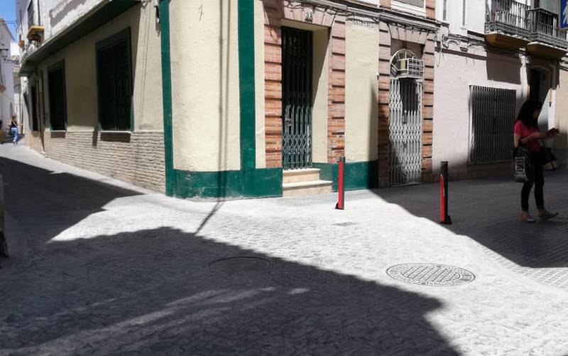 Écija: La calle Santa Cruz es peatonal tras su arreglo