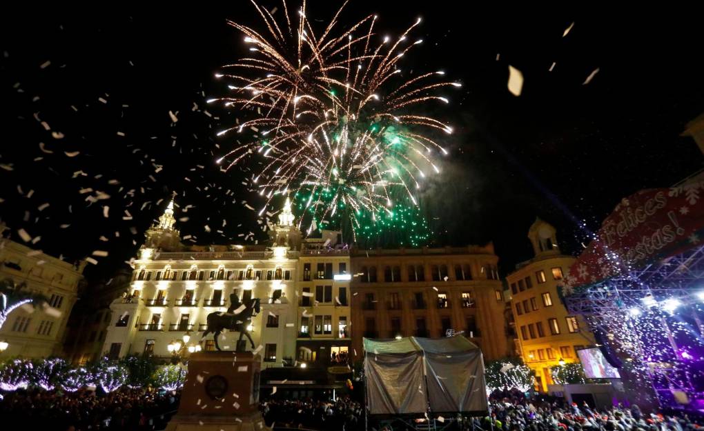 El mundo celebra el año nuevo con luces y fuegos artificales