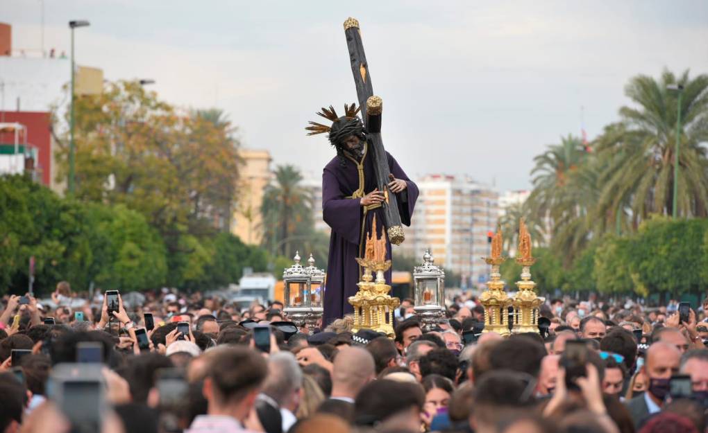 Fotogalería: El Gran Poder recorre las calles de Sevilla