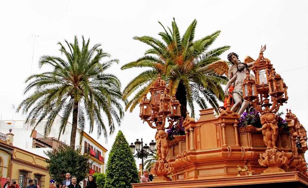 Así ha procesionado la Divina Misericordia de Alcalá de Guadaíra