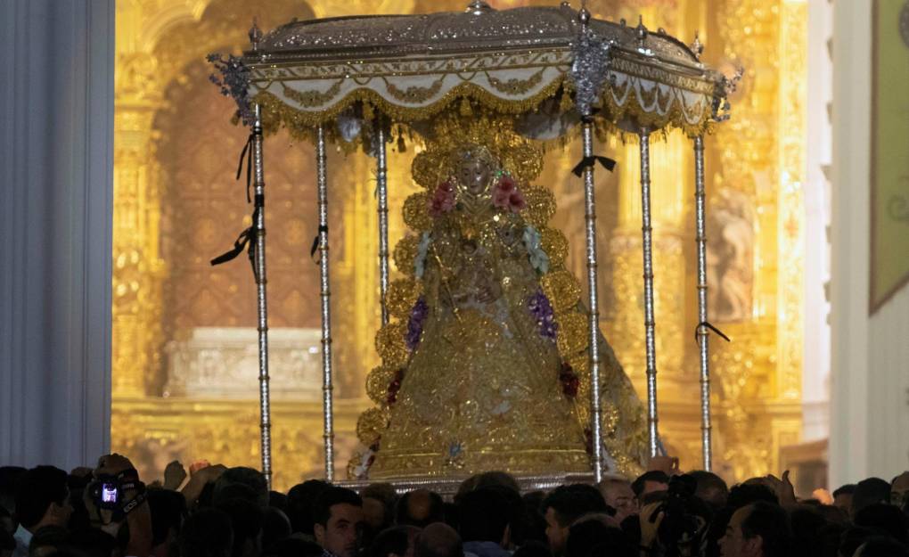 Fotos | La Virgen del Rocío por las calles de la aldea