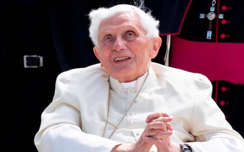 Benedicto XVI nos deja (por segunda vez) en manos de Francisco