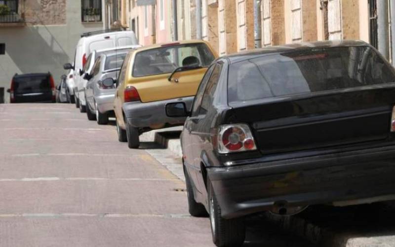 Batalla en Olivares contra los coches aparcados en la acera 