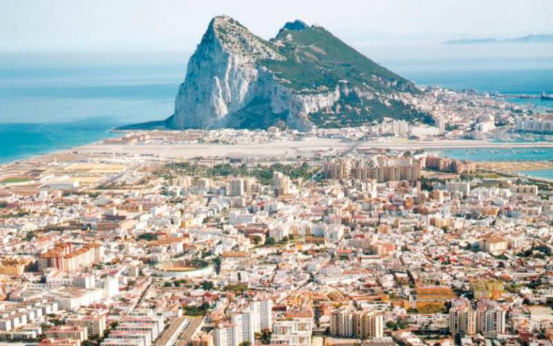El nuevo estatuto de Gibraltar asoma con luz propia
