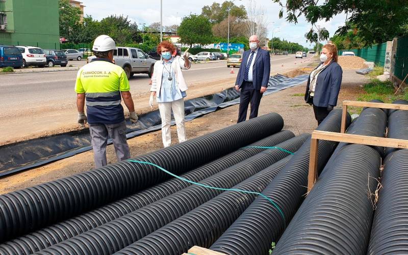 Emasesa reanuda la instalación de un sistema de drenaje sostenible en la avenida de Séneca
