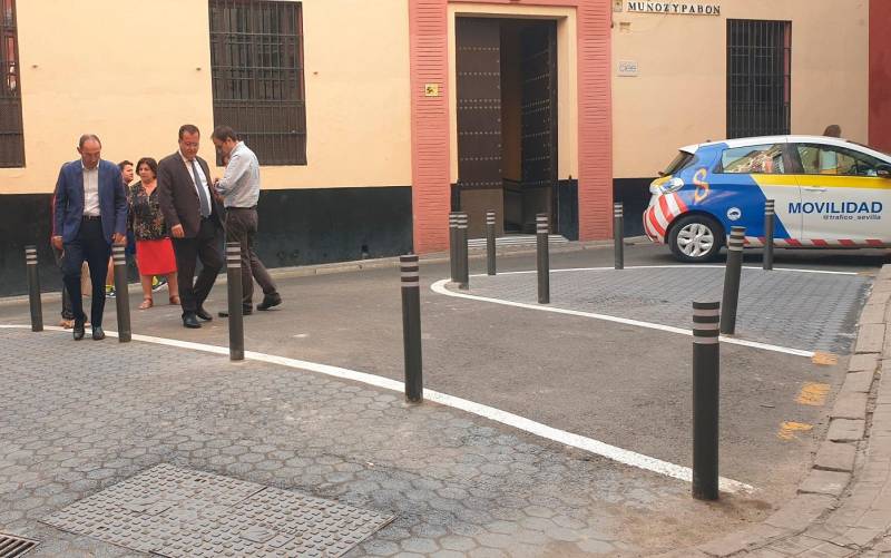 Buscan soluciones en Muñoz y Pabón y Álvarez Quintero contra los aparcamientos indebidos