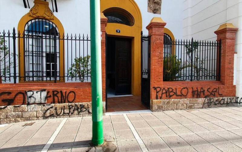Pintadas en apoyo a Hasel en la sede provincial del PSOE