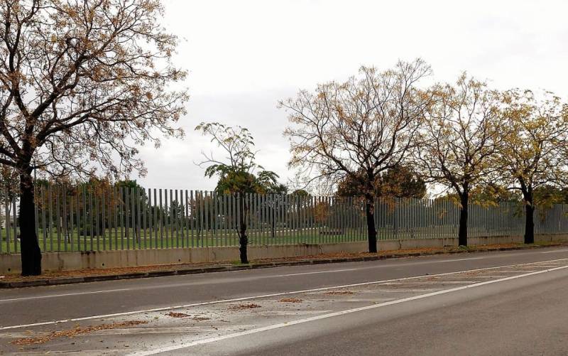Piden retirar el vallado del Parque Guadaíra a su paso por el Polígono Sur