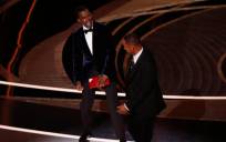 Imagen del pasado 24 de marzo del actor Will Smith (d) abofetea al presentador de la gala Chris Rock (i) durante la 94ª ceremonia anual de los Premios de la Academia de Cine estadounidense. EFE/Etienne Laurent