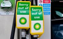 Vista de unos surtidores de una gasolinera fuera de servicio en Londres este viernes. La petrolera británica BP informó de que ha cerrado "temporalmente" algunas estaciones de servicio en el Reino Unido ante la falta de suministro. / EFE