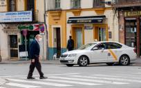 Una persona mayor cruza el paso de peatones de la Plaza del Altozano. / Eduardo Briones. EP