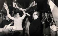 Un grupo de sevillanos celebra el resultado del referéndum sobre el estatuto de Autonomía de Andalucía en 1981. / El Correo