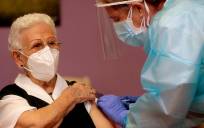 Imagen de archivo de Araceli Hidalgo, de 96 años y residente en el centro de mayores 'Los Olmos' de Guadalajara, cuando a las 9:00 horas del 27 de diciembre de 2020 recibió la primera dosis de la vacuna en España. EFE/Pepe Zamora POOL