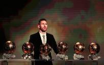 Messi posa tras lograr su sexto Balón de Oro. / EFE