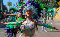 Integrantes de una comparsa desfilan hoy en la Gran Parada de Comparsas, durante el tercer desfile del Carnaval de Barranquilla (Colombia) / EFE/Ricardo Maldonado Rozo