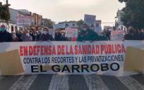 Los vecinos de El Garrobo han vuelto a salir este domingo para protestar por la situación de la atención sanitaria en la localidad. 
