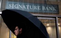 Vista de una persona caminando frente a una sucursal del Signature Bank, en Nueva York, el 13 de marzo de 2023. EFE/Justin Lane