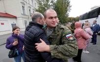 Reclutas rusos se despiden de sus familiares en una oficina de reclutamiento durante la movilización militar parcial de Rusia, en San Petersburgo, el 28 de septiembre de 2022. EFE/EPA/ANATOLY MALTSEV