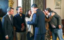 Pedro Sánchez, saluda a la dirigente de Podemos Irene Montero mientras el líder de Unidas Podemos y Pablo Iglesias, besa a la vicesecretaria general del PSOE, Adriana Lastra,. EFE/Paco Campos