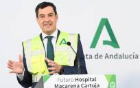 El presidente de la Junta de Andalucía, Juanma Moreno, hoy jueves en Sevilla. EFE/ Raúl Caro.