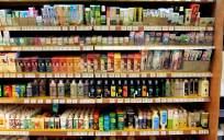 Productos de cosmética ecológica en las estanterías de una tienda de Madrid. EFE/Laura Mas