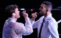 Los cantantes italianos Mahmood (i) y Blanco (d) actúan en el escenario del teatro Ariston durante el 72º Festival de la Canción Italiana de Sanremo, el 5 de febrero de 2022. EFE/EPA/ETTORE FERRARI