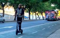 Prohíben desde hoy el acceso de patinetes eléctricos en el transporte público de Andalucía