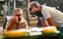 El director sevillano Alberto Rodríguez (d) y el actor Javier Gutiérrez conversan en el set del rodaje de su nueva película "Modelo 77". EFE/ Raúl Caro.