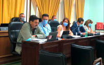 El concejal denunciado lee el escrito de Fiscalía en el Pleno de este miércoles / Ayuntamiento de San Juan de Aznalfarache.
