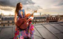 Camille Thomas, la chelista viral de las azoteas de París interpreta con la ROSS