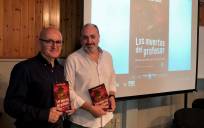 Manuel Jesús Roldán (autor) y Jesús Hermida (ilustrador) en la presentación del libro.
