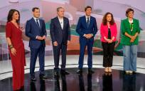 Los seis principales candidatos a la Presidencia de la Junta de Andalucía, (i-d) Macarena Olona, Juanma Moreno, Juan Espadas, Juan Marín, Inmaculada Nieto y Teresa Rodríguez. EFE/Julio Muñoz