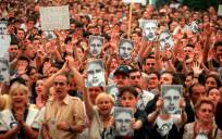 Más de un millón de personas se manifiestan por las calles de Madrid por la Paz, la Unidad y la Libertad, en protesta por el asesinato de Miguel Ángel Blanco, el 14 de julio de 1997. EFE/JJ GUILLÉN