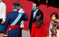 El saludo de Iglesias a Felipe VI y el traje morado de Montero