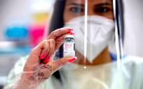 Imagen de archivo de una enfermera con una dosis de la vacuna de Moderna. EFE/Thais Llorca