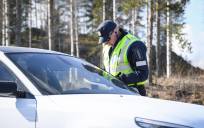 Foto de archivo de un policía finlandés en un puesto de control de la autopista E75 en Finlandia. / EFE