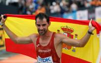 Álvaro Martín tras proclamarse campeón del mundo de 20 km marcha. EFE/Javier Etxezarreta