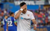 Marcos Acuña, defensa argentino del Sevilla se lamenta por una ocasión perdida durante el partido. EFE/ Mariscal