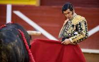 El diestro Morante de la Puebla da un pase de muleta durante la corrida de la Feria del Milagro. EFE/Ismael Herrero