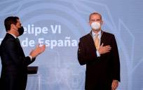 El rey Felipe VI recibe los aplausos del presidente andaluz, Juanma Moreno (i), tras recibir la primera Medalla de Honor de Andalucía. EFE/Casa Real/Francisco Gómez