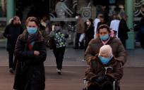 Varias personas con mascarillas, en el Hospital Clínic de Barcelona, a 8 de enero de 2024, en Barcelona. David Zorrakino / Europa Press 
