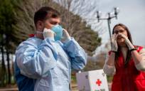 Miembros de Cruz Roja explican medidas contra el coronavirus. EFE/Rodrigo Jiménez.
