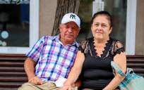 En la imagen, René Miranda, de 64 años, y Teresita Estévez, de 62, que apenas llevaban cinco meses en la isla desde que viajaron desde Cuba cuando comenzó la erupción. EFE/Luis G Morera