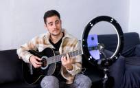 Adrián Campos, el cantante sin discográfica que triunfa en las redes