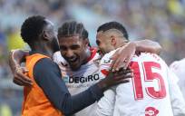 El delantero marroquí del Sevilla FC, Youssef En-Nesyri (d) celebra con sus compañeros el gol marcado ante el Cádiz, segundo del equipo, durante el encuentro correspondiente a la jornada 27 de primera división disputado en el Estadio Nuevo Mirandilla de Cádiz. EFE/Román Ríos.